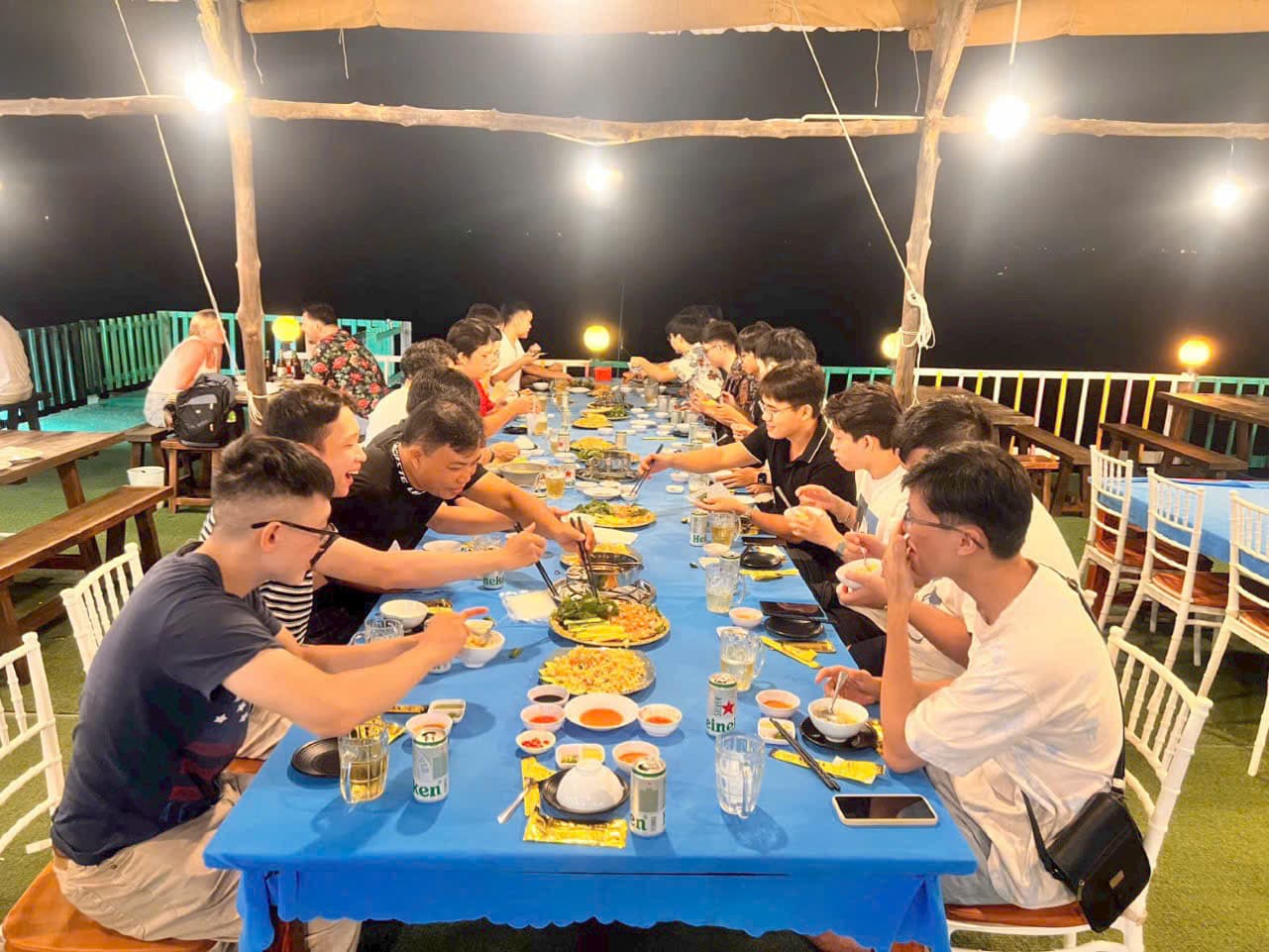 Tiệc tối trên biển