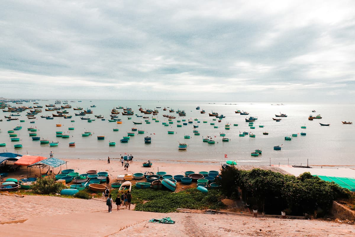 Du thuyền trên vịnh